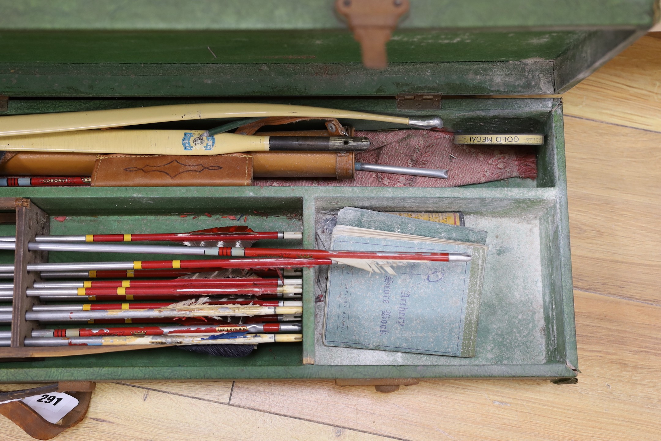 A vintage archery set in cased green box